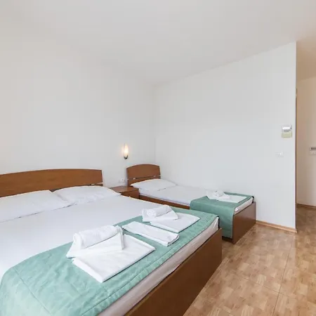 Riva فندق بريست